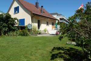 Freistehendes Einfamilienhaus an sonniger Lage mit gemütlichem Garten - 8180 Bülach
