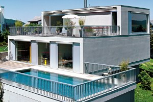 Modernes Wohnhaus mit Aussicht und Pool -  